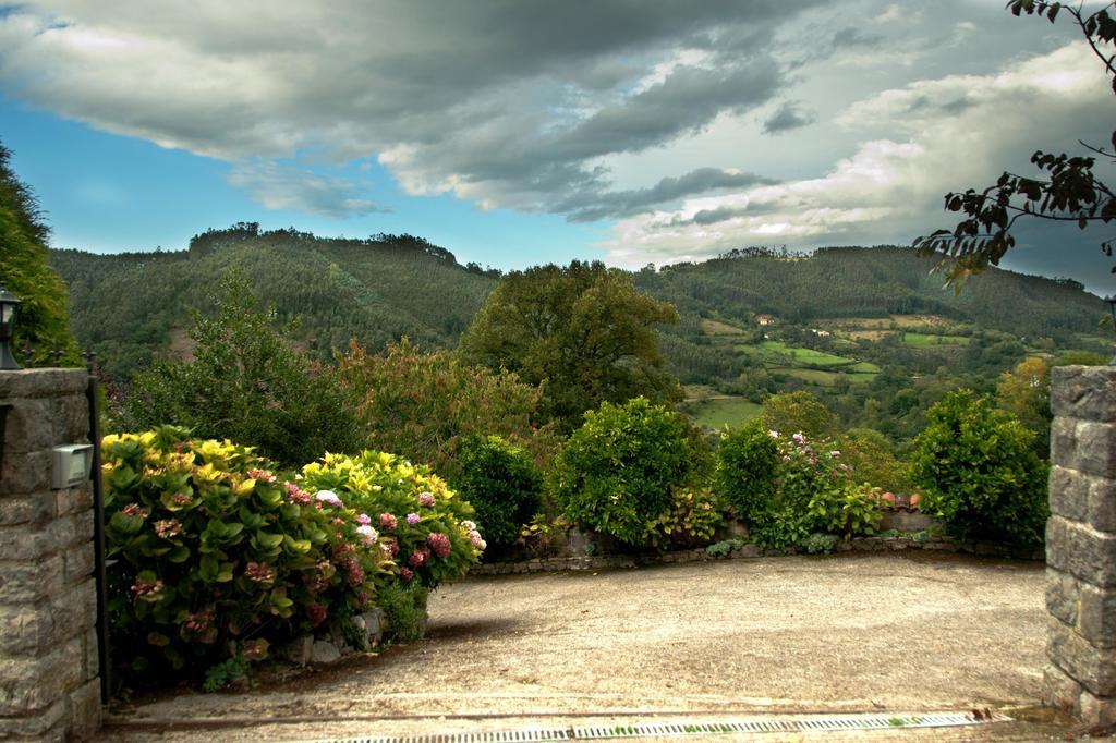 Trisqueles Y Buganvillas Villaviciosa  Kültér fotó