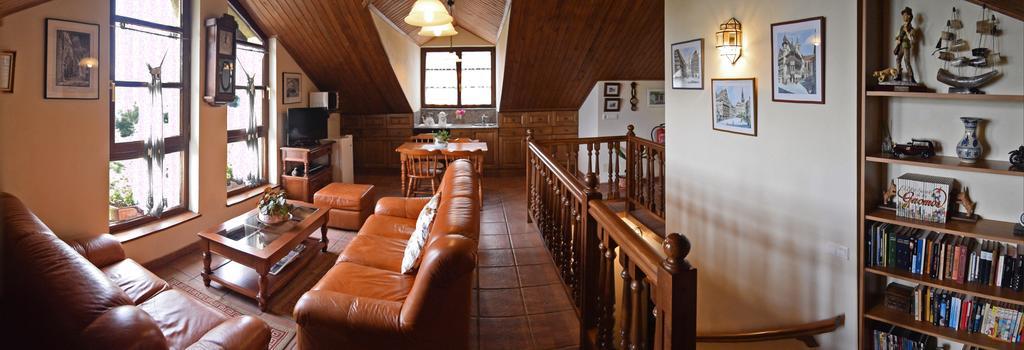 Trisqueles Y Buganvillas Villaviciosa  Kültér fotó