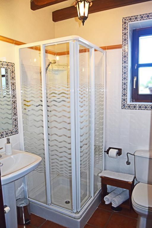 Trisqueles Y Buganvillas Villaviciosa  Kültér fotó