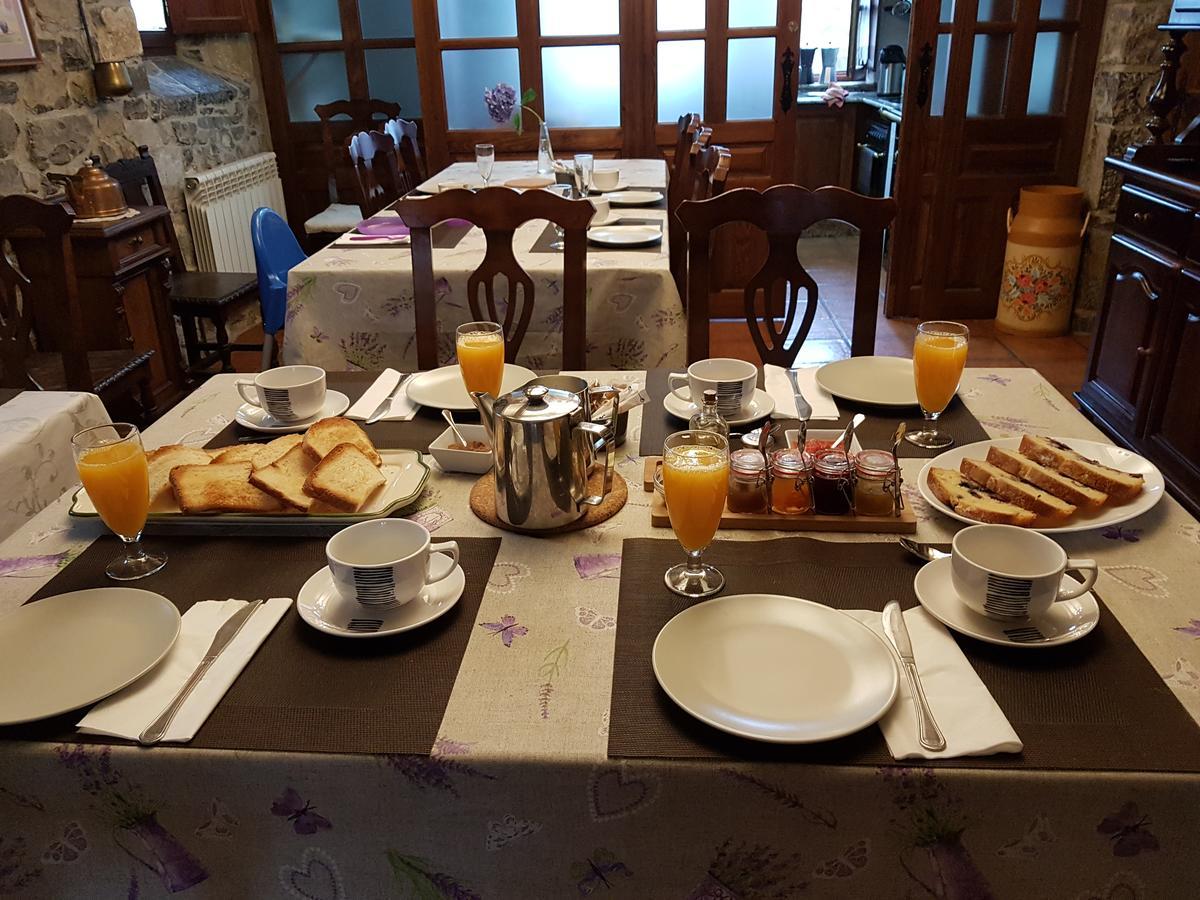 Trisqueles Y Buganvillas Villaviciosa  Kültér fotó